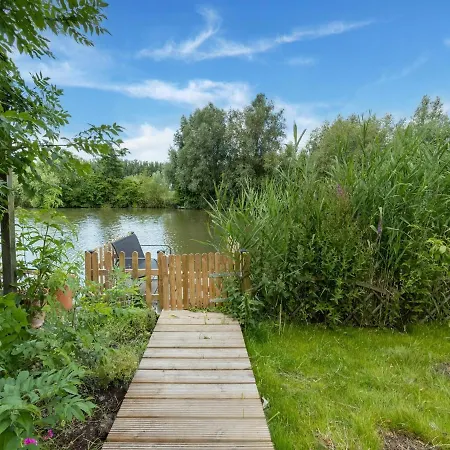 Vakantiehuis Idyllic Holiday In On The Water Ooltgensplaat