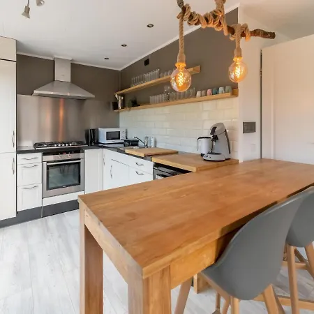 Vakantiehuis Idyllic Holiday In On The Water